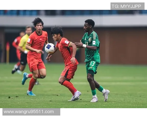 刘诚宇巧妙让球阿苏埃近距离射门被门将神奇扑出