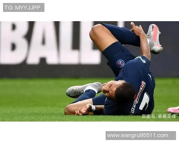 姆巴佩脚踝受伤后仍坚持为国家队出战再度扭伤引发关注