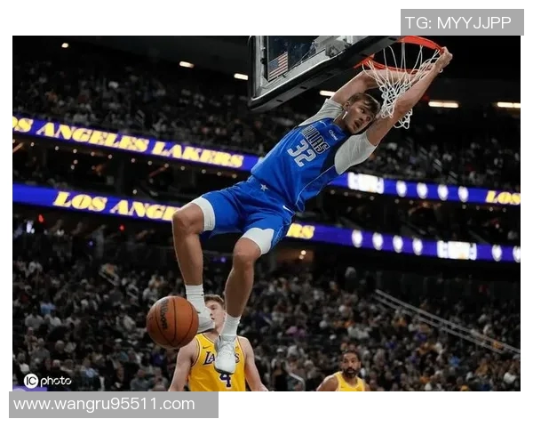 弗拉格首次尝试大个子阵容自信与浓眉共担后卫角色 弗拉格首次尝试大个子阵容自信与浓眉共担后卫角色