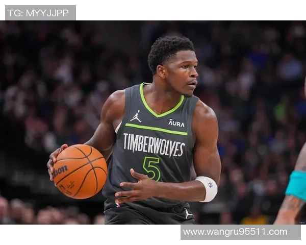 爱德华兹表现出色19投9中砍下31分8篮板5助攻三分球命中率高达50