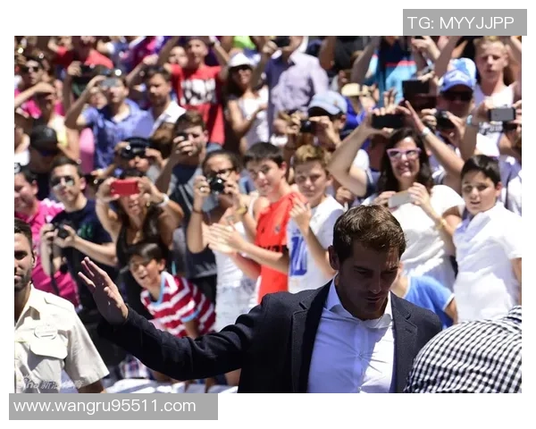 皇马球迷高举横幅抗议主席弗洛伦蒂诺接连失利引发的不满情绪 皇马球迷高举横幅抗议主席弗洛伦蒂诺接连失利引发的不满情绪