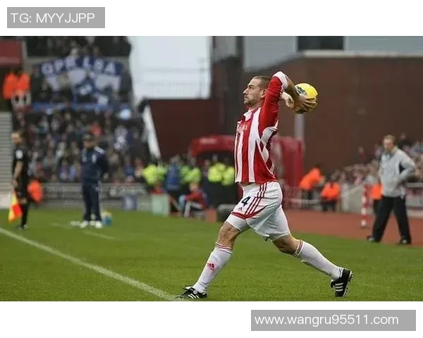 舍伍德指出戈麦斯抬脚过高应被红牌罚下前英超裁判对此表示认同