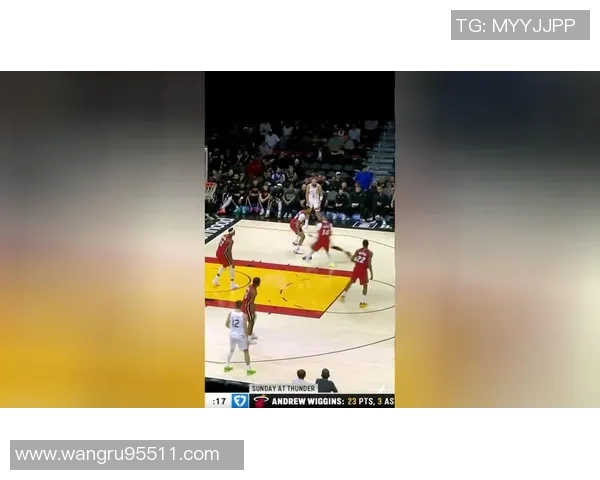 布克称赞马威为防守核心称其场上沟通与快速奔跑至关重要